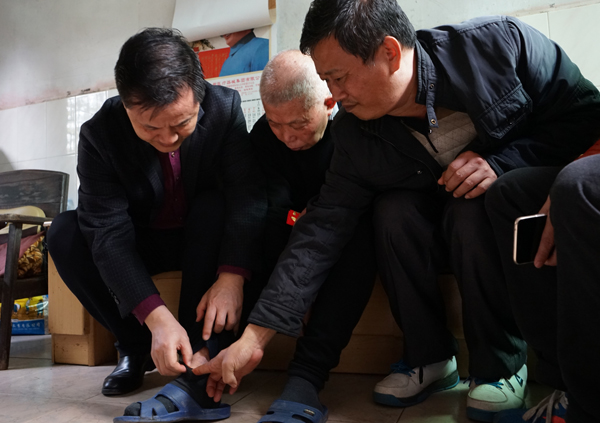 醫(yī)療集團班子成員分赴墾區(qū)各單位開展春節(jié)慰問活動 